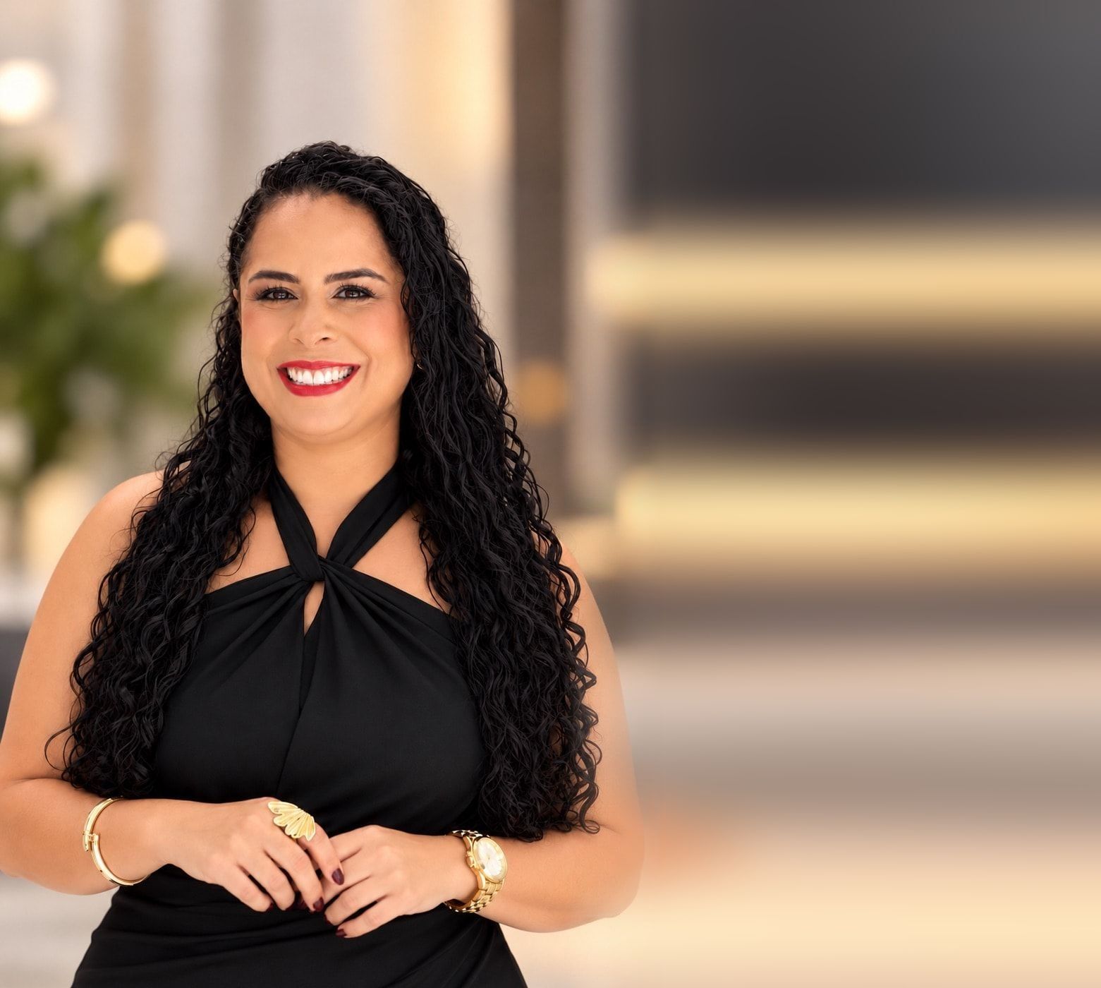 Bia Sampaio sorrindo, de vestido preto