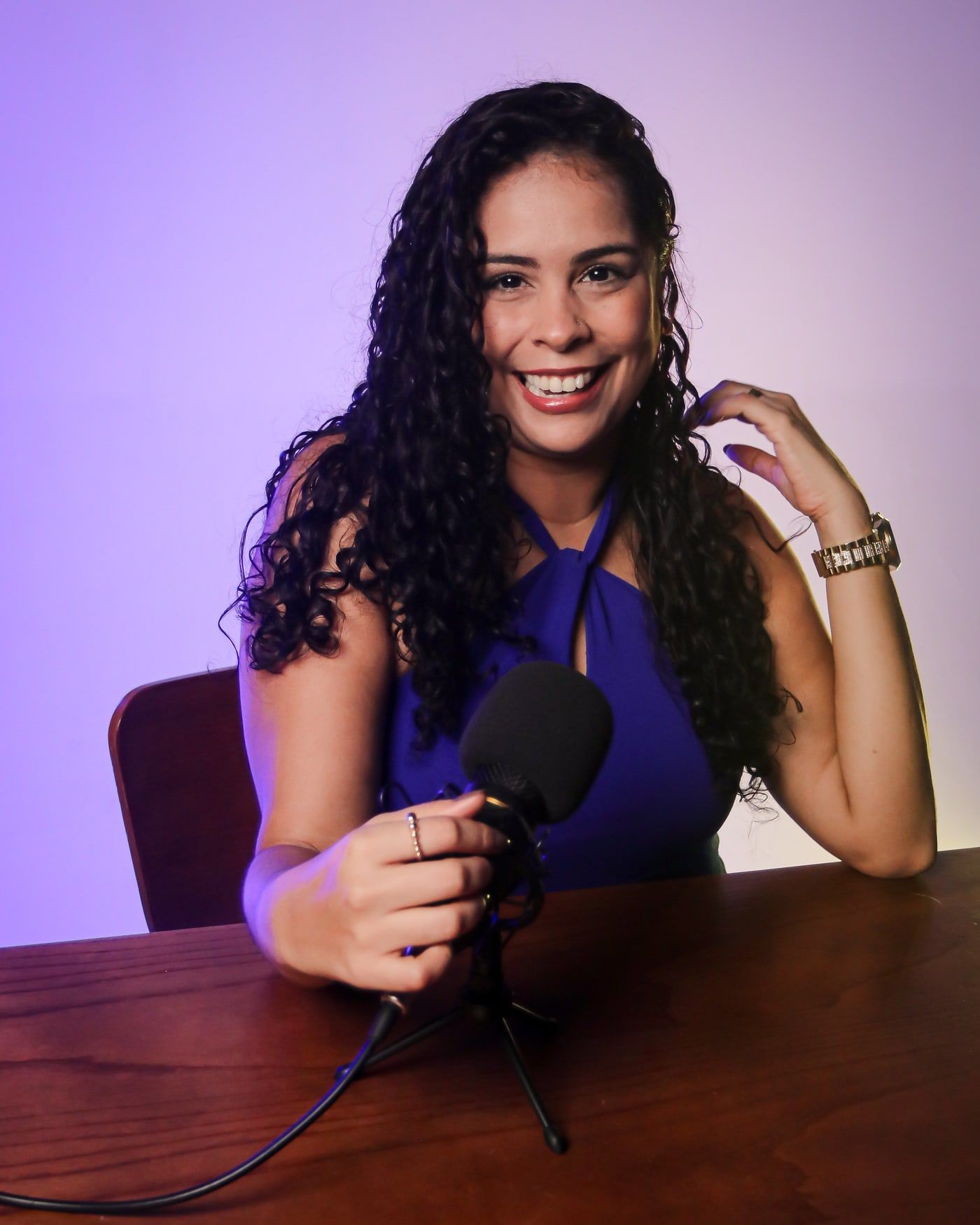 Bia Sampaio gravando conteúdo com microfone